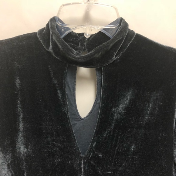 β€οΈ πHPπ Tart Keyhole Crushed Velvet Blouse - Picture 2 of 8